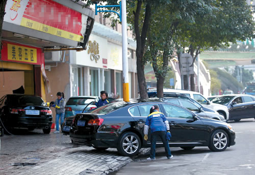 未鋪設(shè)洗車房格柵的店鋪